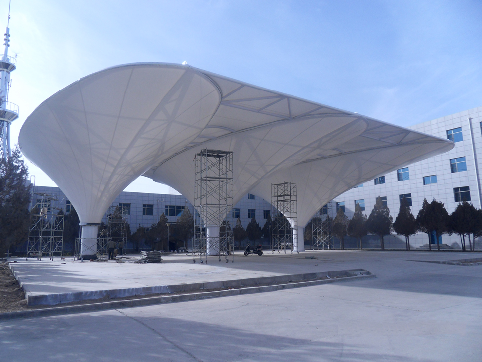 敦煌通信公司膜結(jié)構(gòu)車棚建筑工程